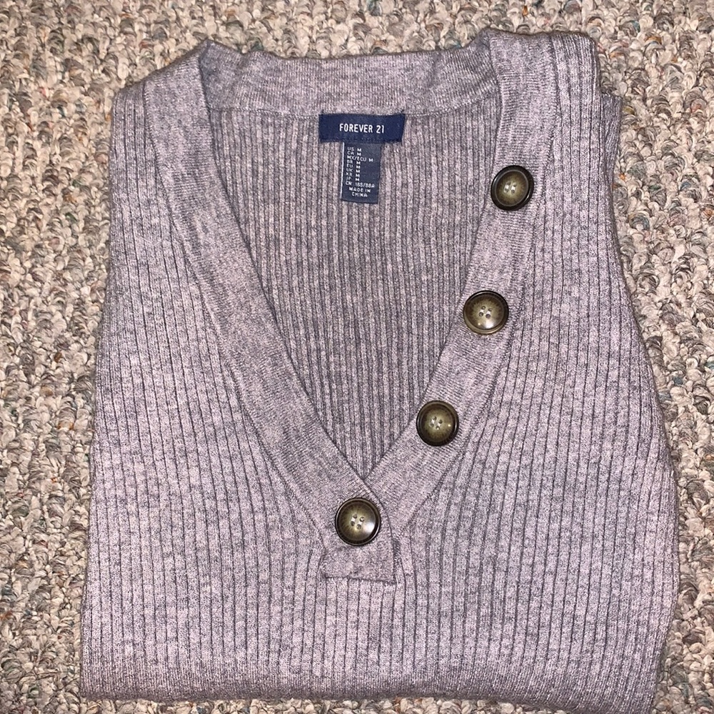 Women’s buttoned sweater